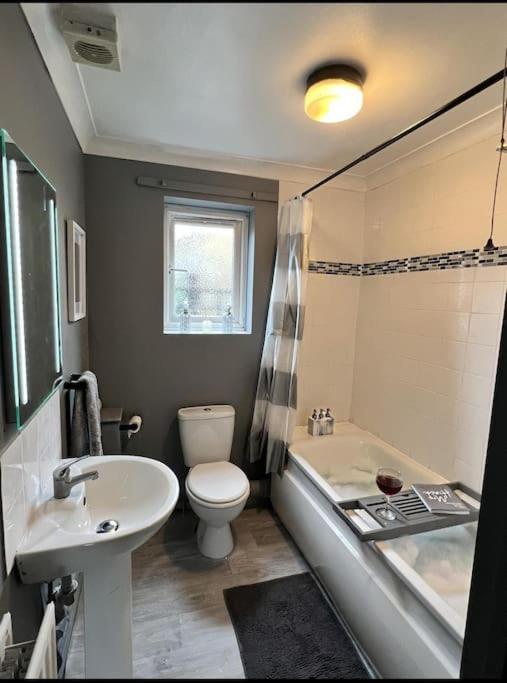 לונדון Lovely, Two Bedroom Apartment Central Location מראה חיצוני תמונה